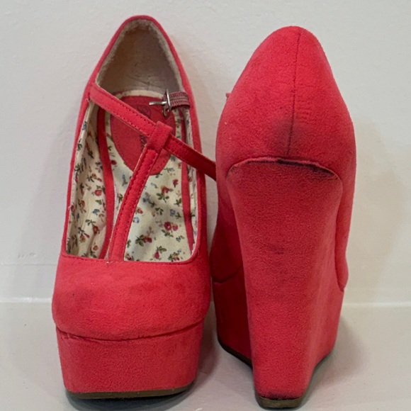 Bordello Women's Vibrant pink T-Strap Heels - Picture 7 of 10